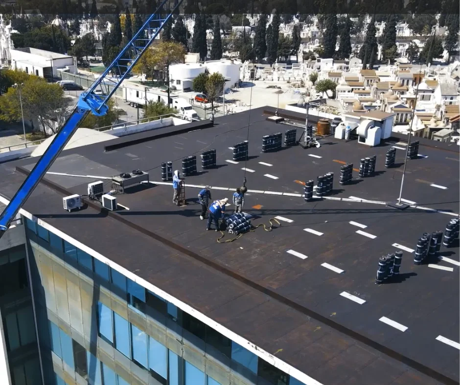 Sistema de impermeabilización comercial en edificio de oficinas en Monterrey por Airregio