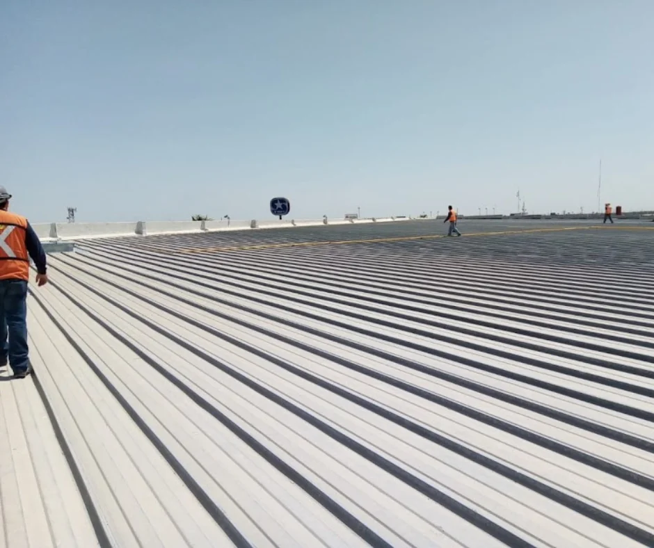 Impermeabilización industrial en nave de gran escala aplicada por Airregio en Monterrey