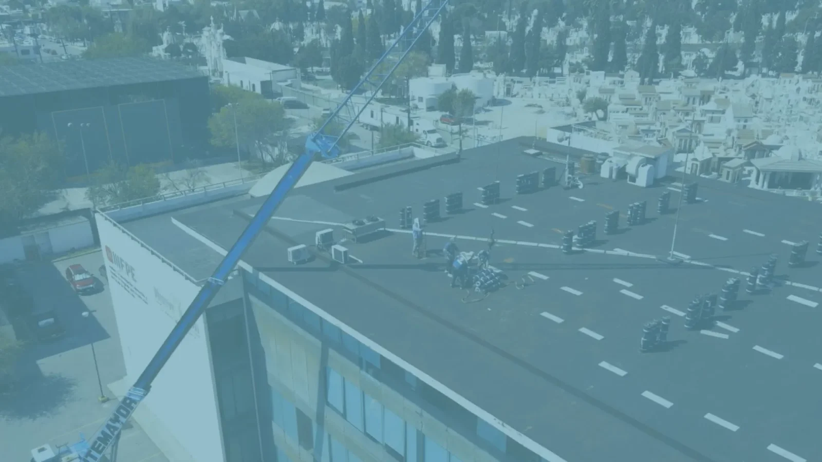 Aplicación profesional de impermeabilización industrial en nave de gran escala en Monterrey por Airregio