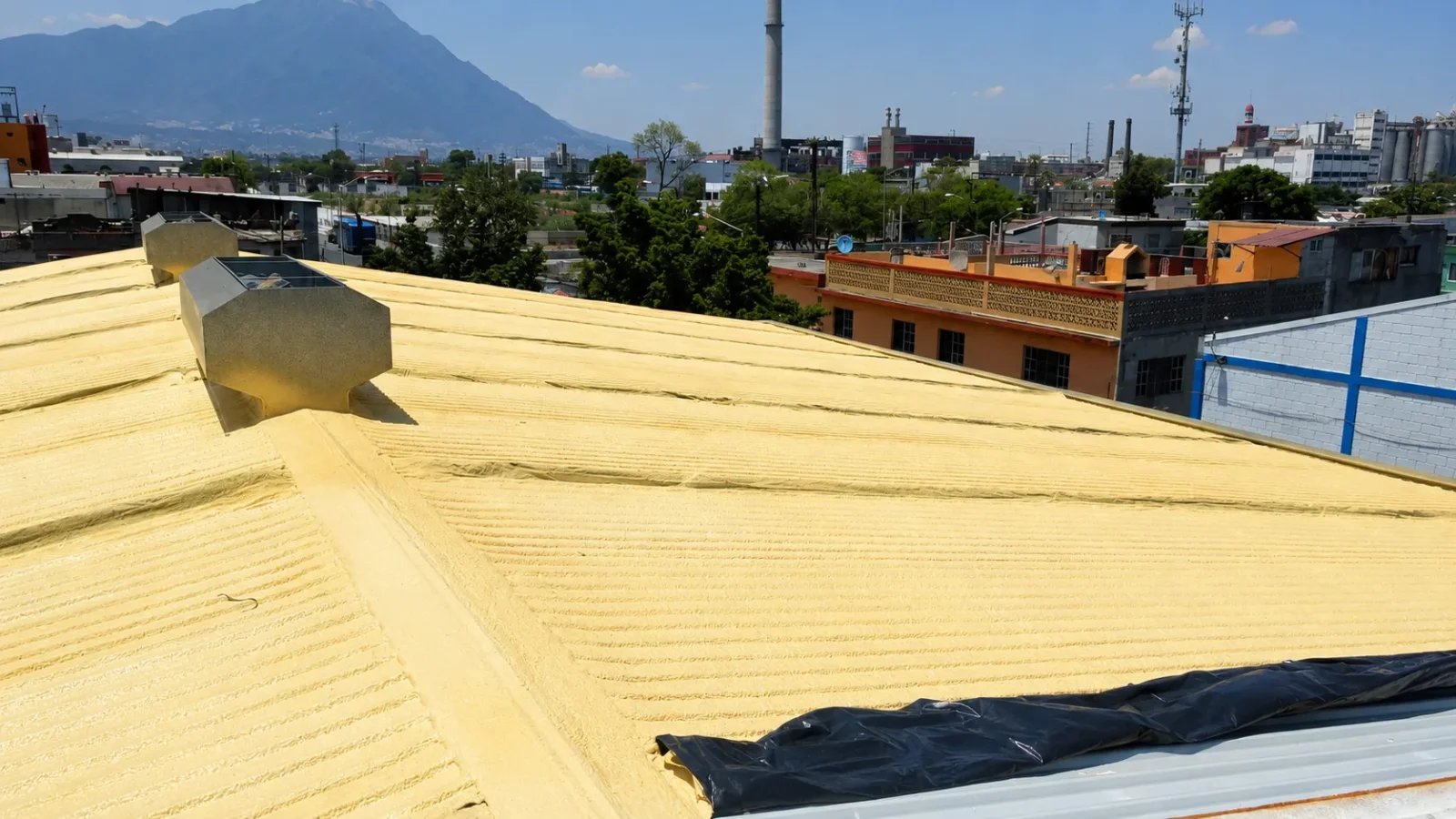 Aislamiento térmico industrial con poliuretano espreado en nave de Monterrey por Airregio